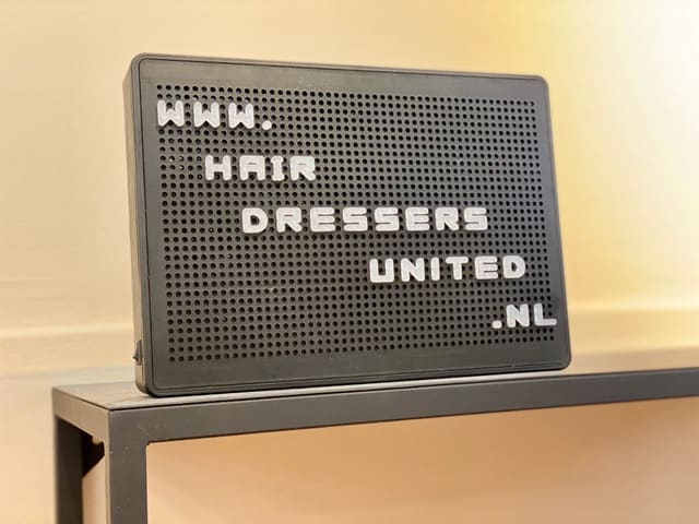 Letterbord met het webadres van de salon